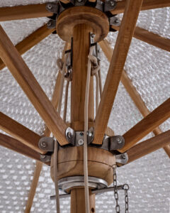 White synthetic macramé parasol - Image 4
