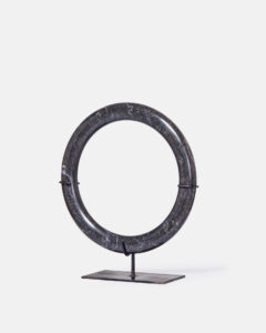 Black marble rings on a base - Image 2